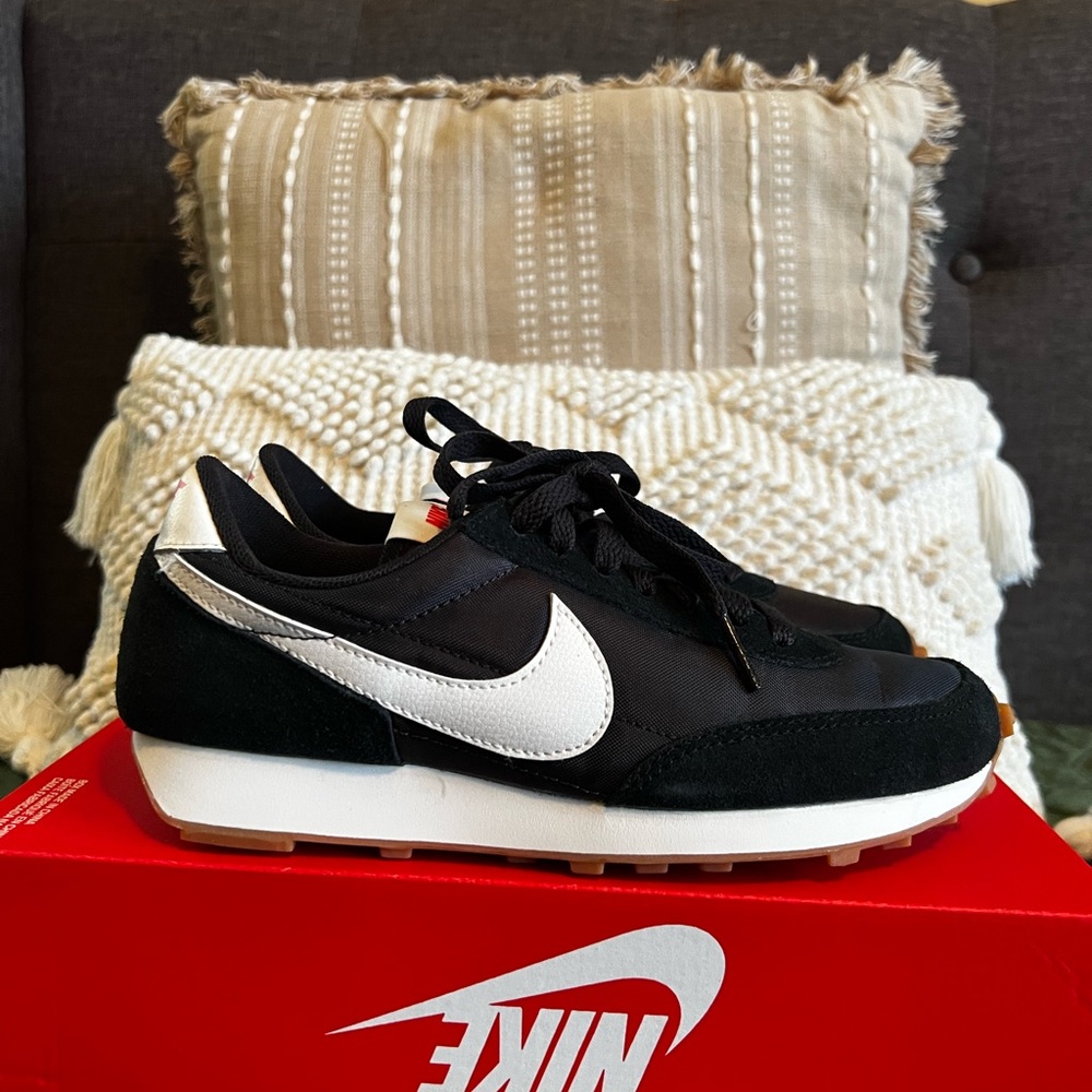 NWT in original box women size 5.5 Nike Daybreak sneakers